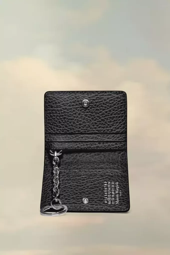 Llavero tarjetero con cuatro puntadas