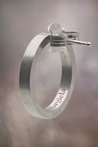 Pendiente con el logotipo de Maison Margiela