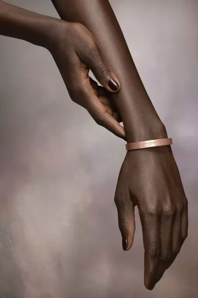 Puño con el logotipo de Maison Margiela