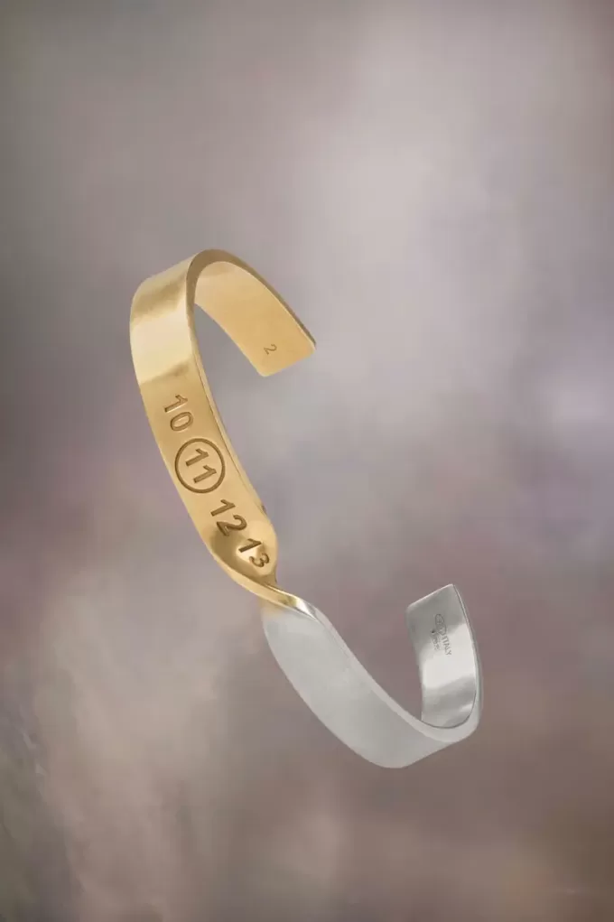 Puño con número torcido de Maison Margiela