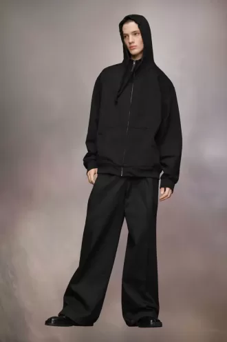 sudadera con capucha y logotipo bordado 2 1 330x496 - Sudadera con capucha y logotipo bordado