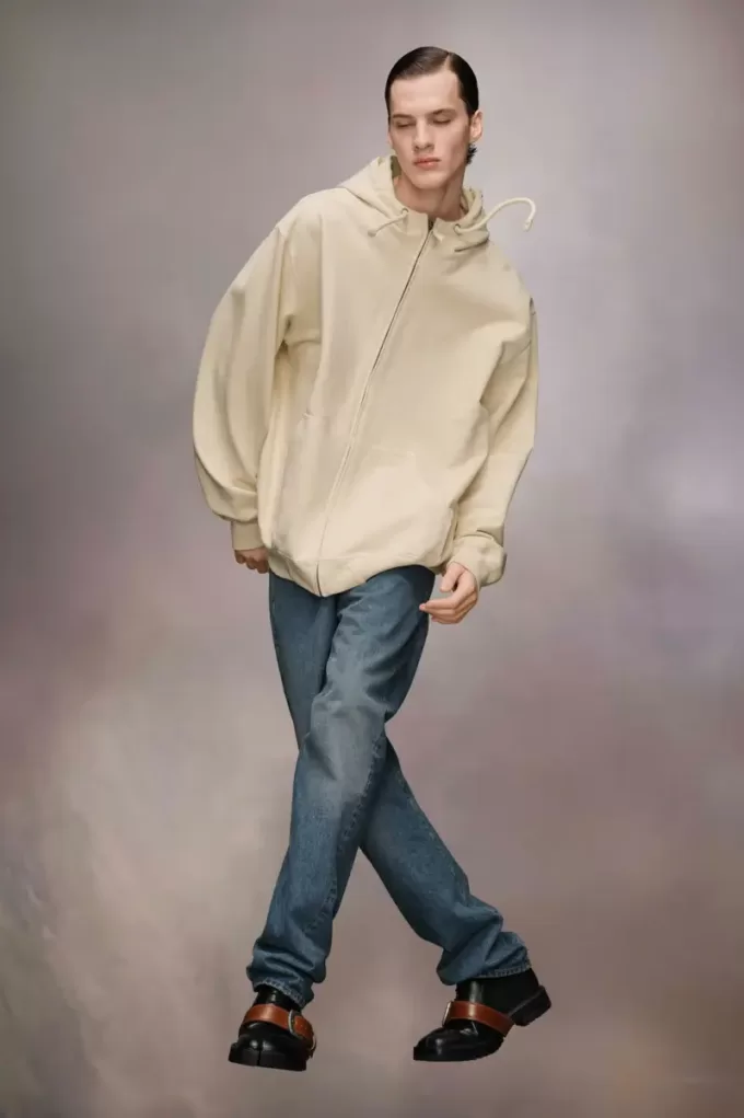 Sudadera con capucha y logotipo bordado