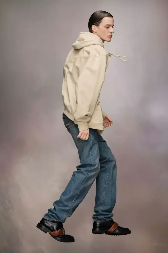 Sudadera con capucha y logotipo bordado