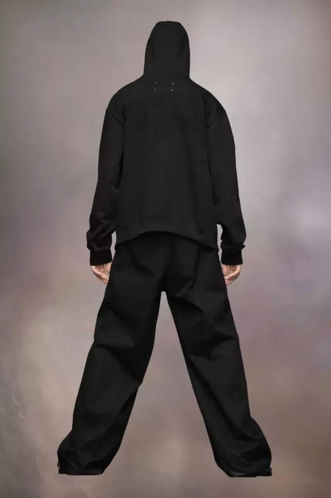 Sudadera con capucha y logotipo bordado Sudadera con capucha y logotipo bordado