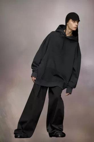 sudadera con capucha y logotipo invertido 2 330x496 - Sudadera con capucha y logotipo invertido