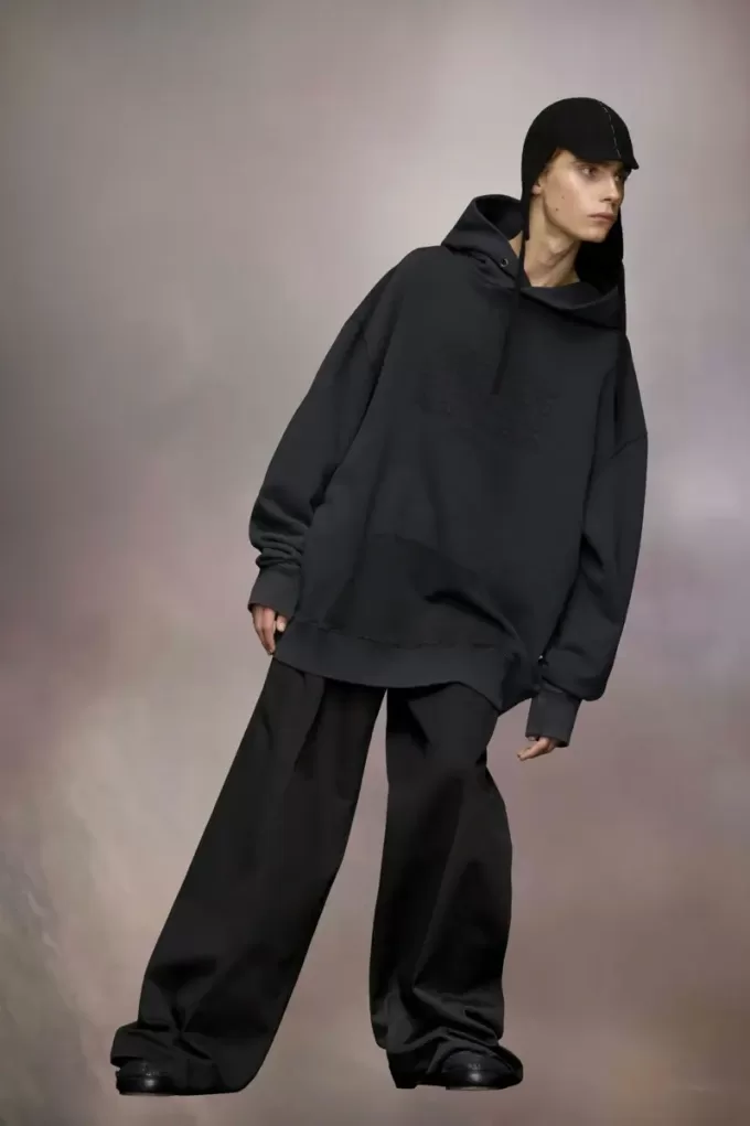 Sudadera con capucha y logotipo invertido Sudadera con capucha y logotipo invertido