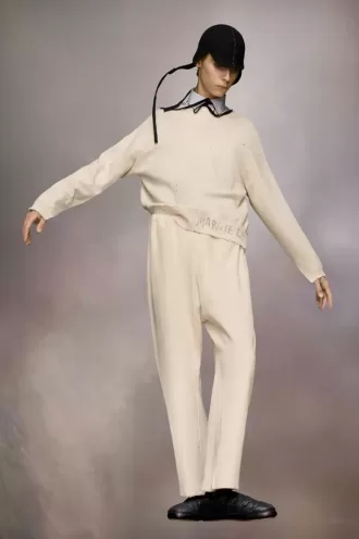 sudadera con logotipo escrito a mano 2 1 330x496 - Sudadera con logotipo escrito a mano