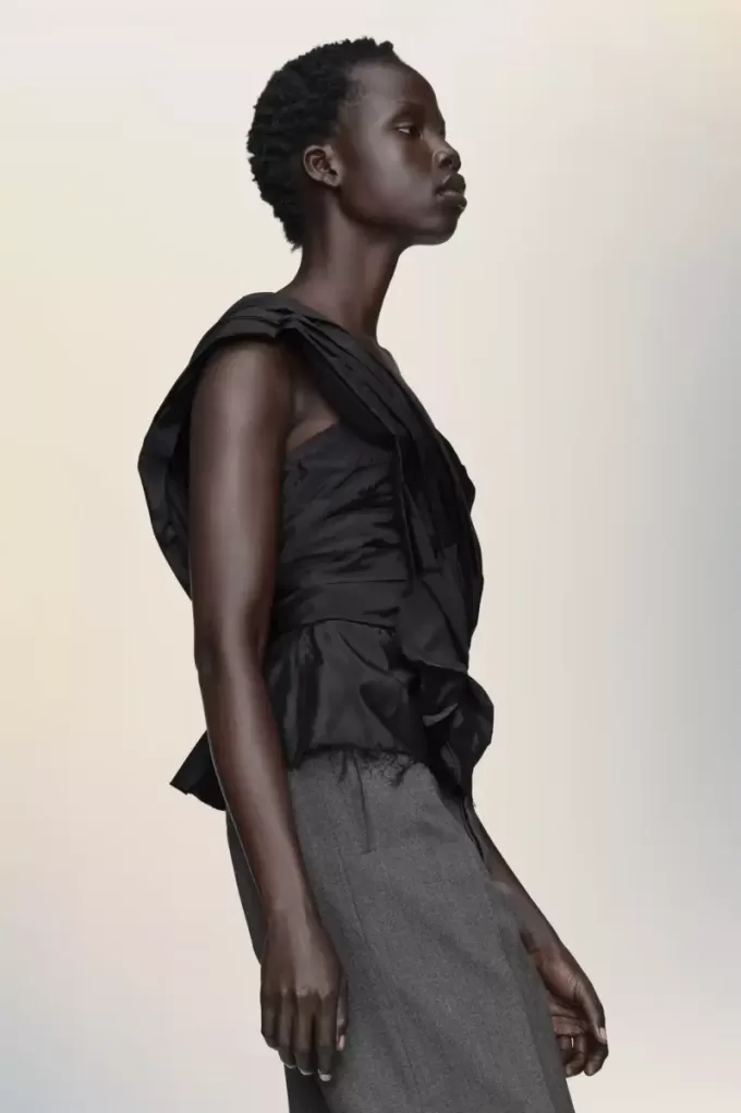 Top drapeado asimétrico