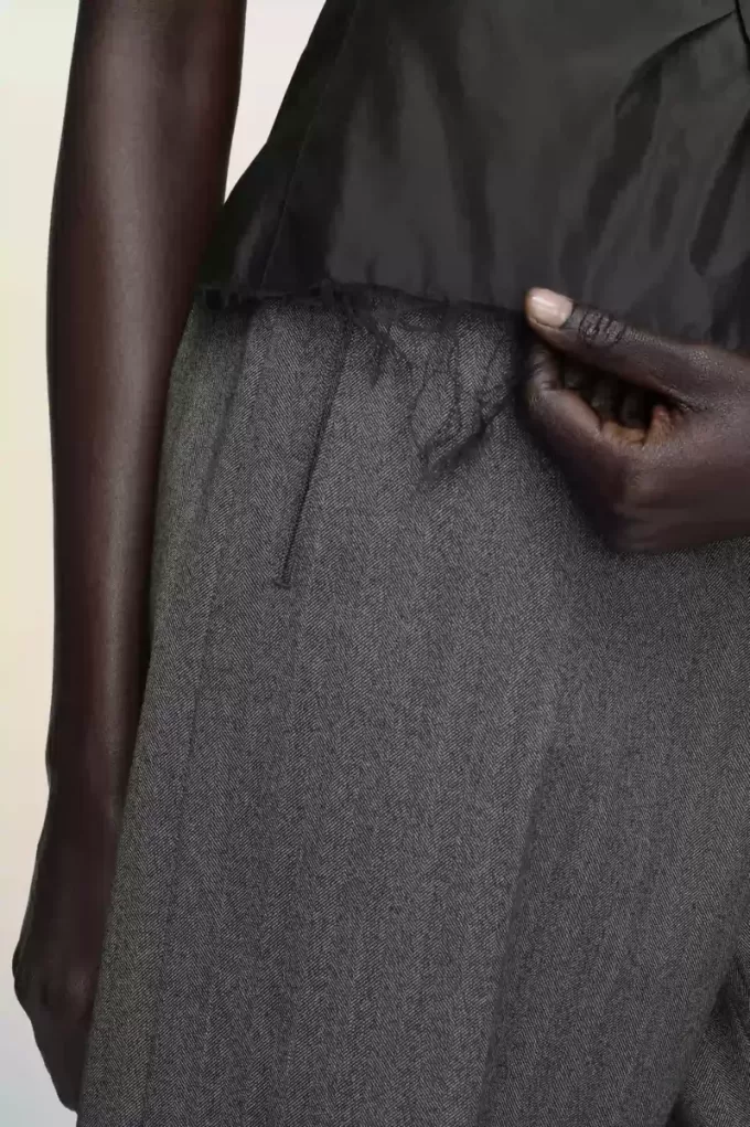 Top drapeado asimétrico