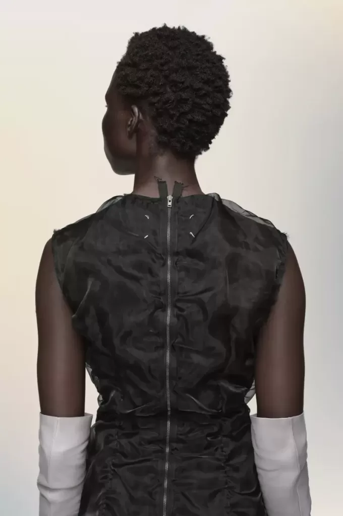 Vestido de organza fruncida