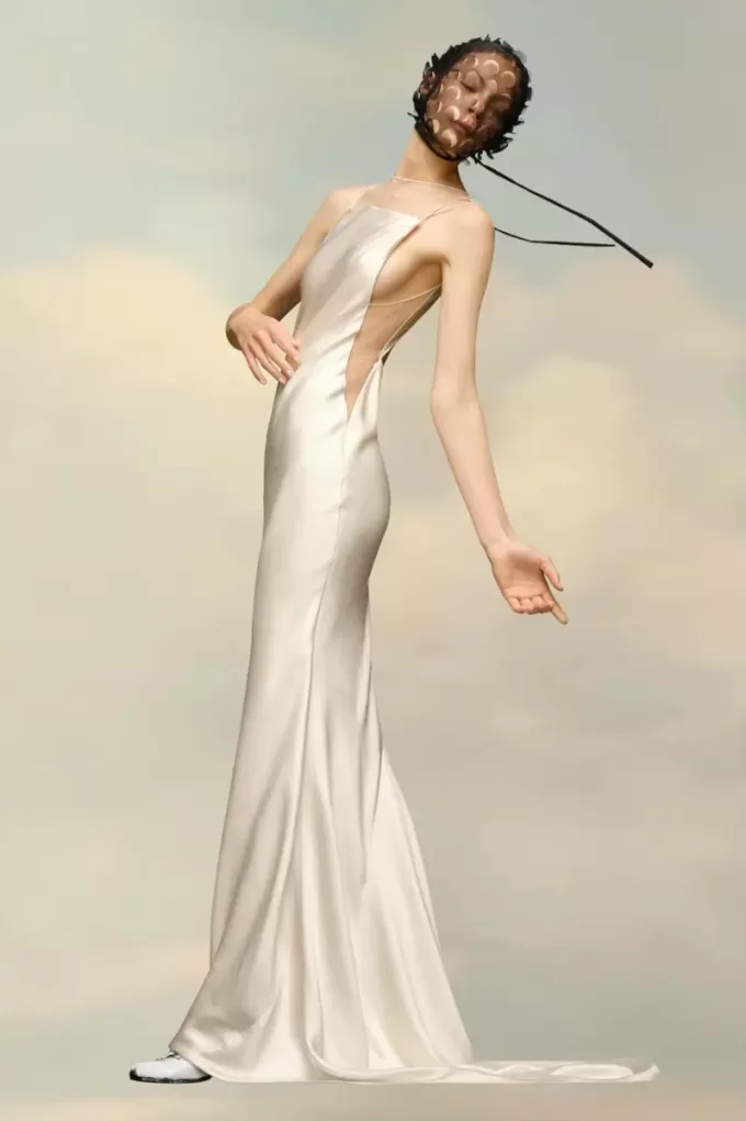 Vestido de satén martillado de Maison Margiela