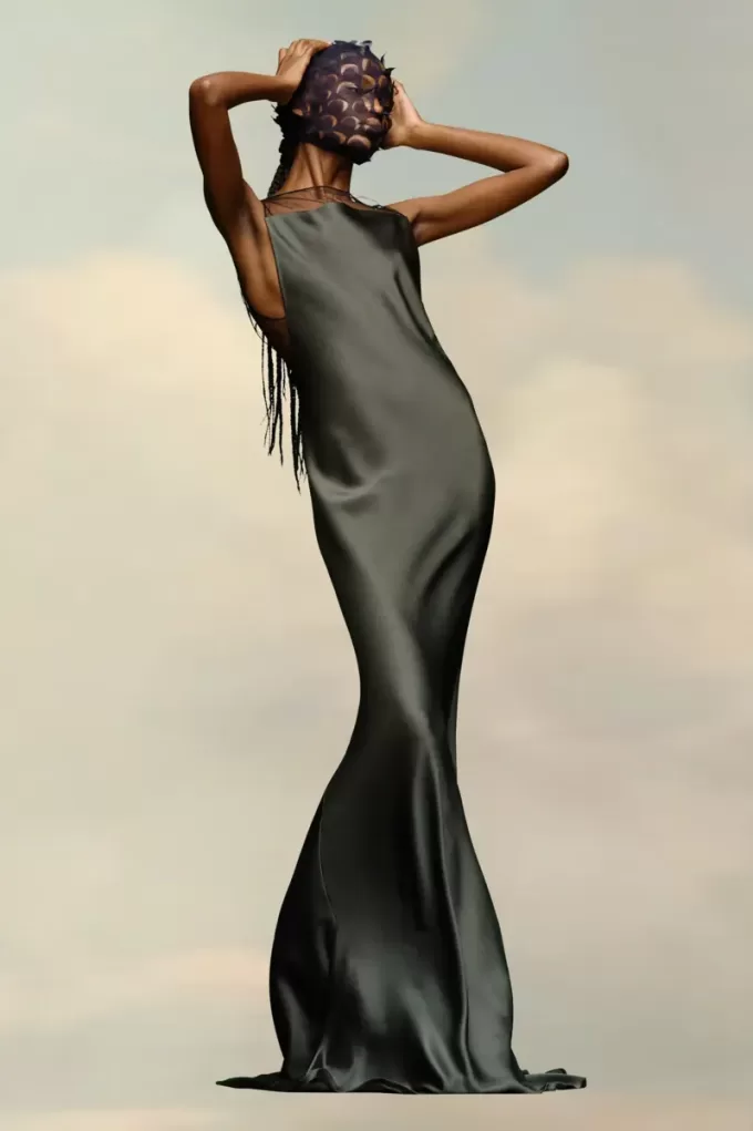 Vestido de satén martillado de Maison Margiela